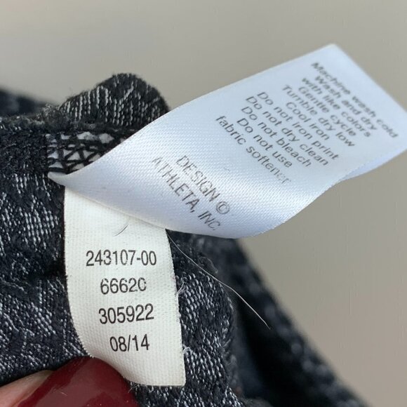 Athleta Grey and Black Zig Zag Stripe Leggings Size Medium - Picture 8 of 9
